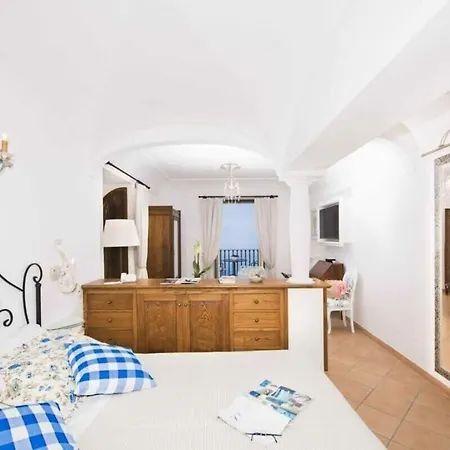 Elegant Terrace With Private Pool 200m From The Sea Positano